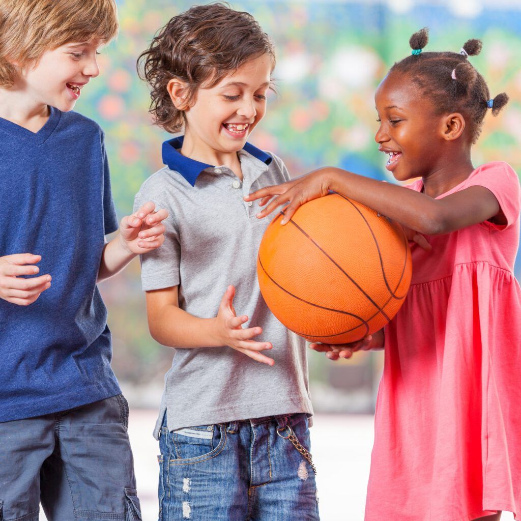 Kinder spielen Basketball