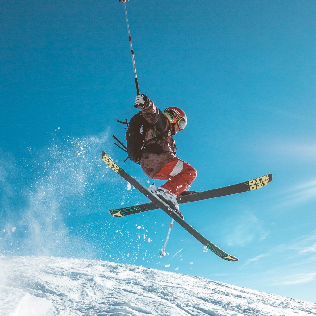 Skifahrer in voller Aktion